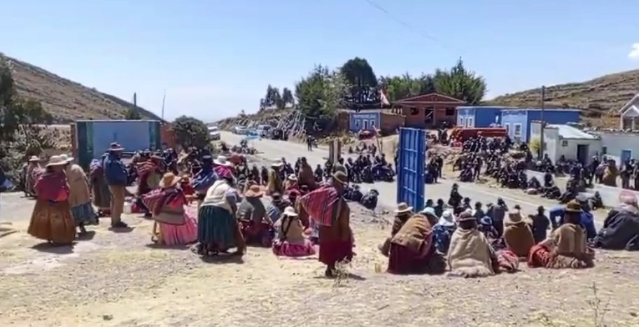 Facción de campesinos levanta bloqueos a Copacabana e instruye marcha hasta el centro de La Paz